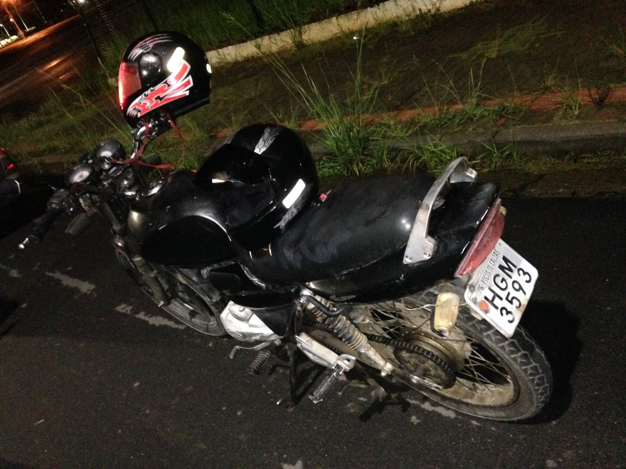 Moto foi apreendida no Conjunto Habitacional (foto: Polícia Militar).