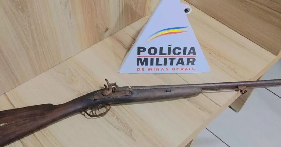 Idoso é preso após ameaçar o irmão com faca e espingarda